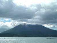 写真：雲がかかった桜島。